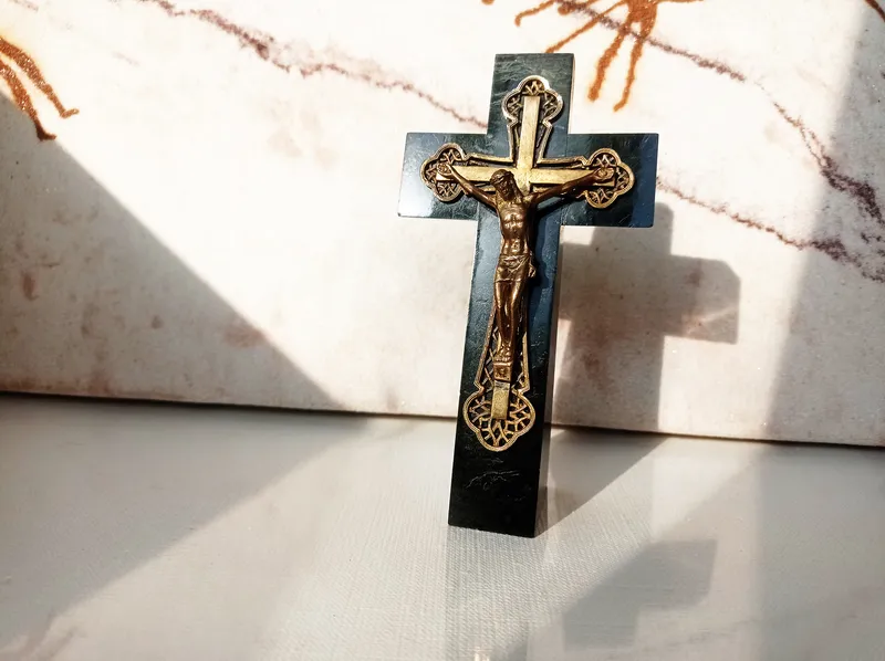 Крест,Распятие Иисус Христос бронза и натур. камень.