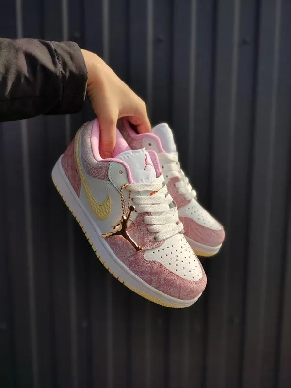 Женские кроссовки