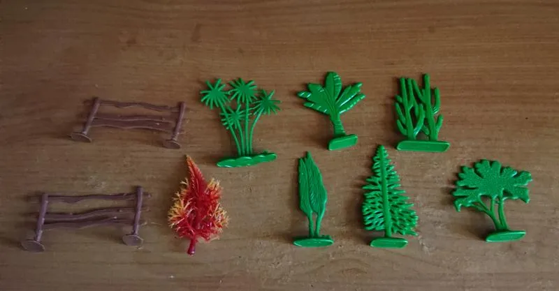 Игрушки фигурки зелень деревья