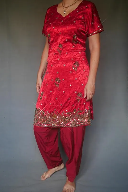 Индийский восточный костюм, туника, сари.