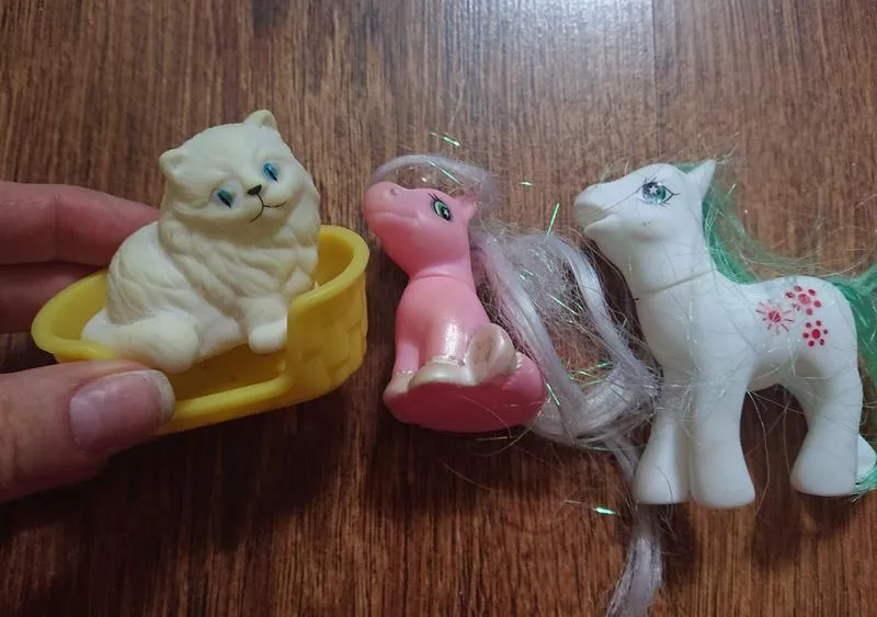 Фигурки игрушки пони и кошка в корзине
