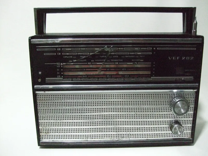 Продам радіоприймач VEF 202