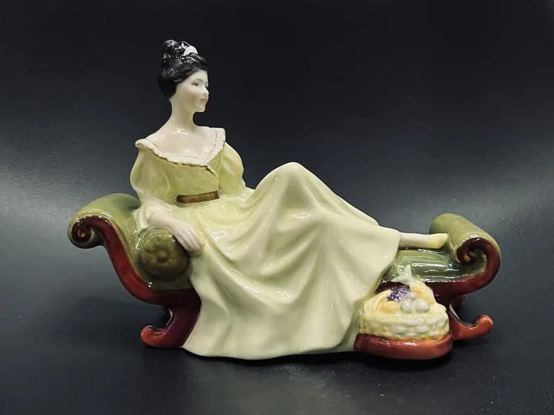 Фарфоровая статуэтка дама на диване, софе royal doulton