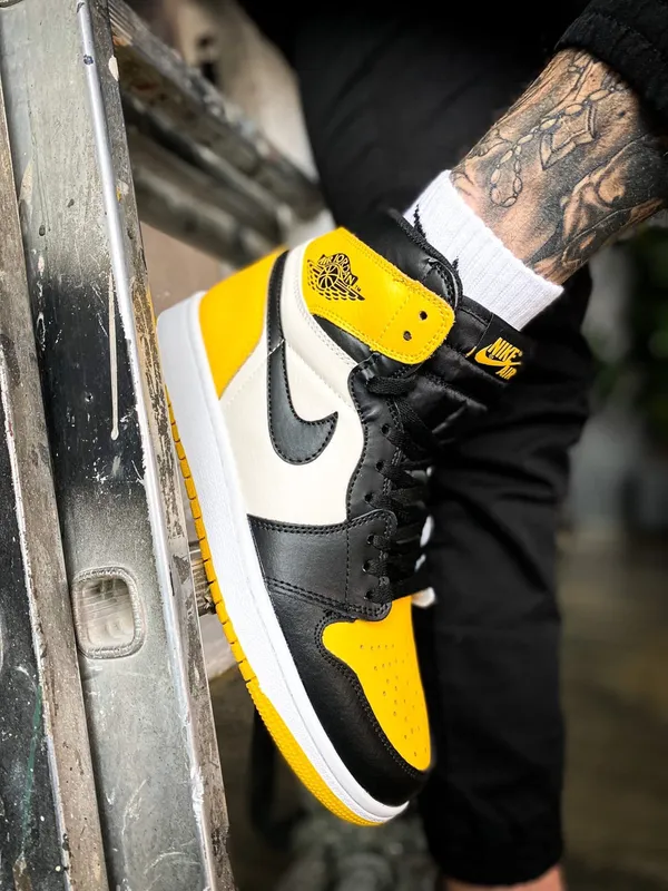 Nike air jordan yellow hot sale black