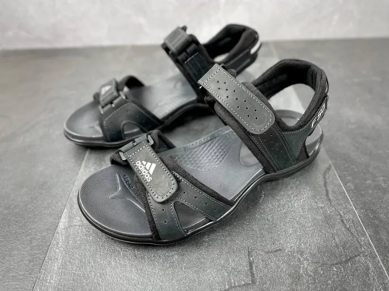 Мужские кожаные сандалии черные adidas