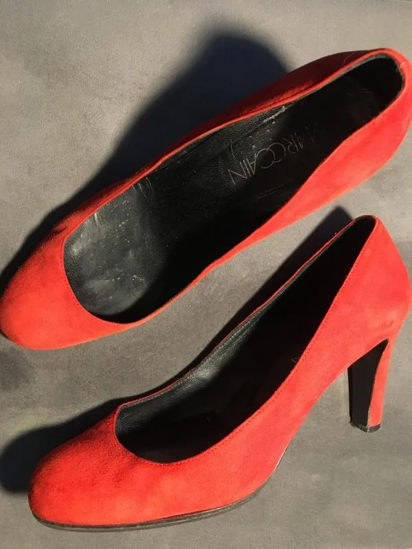 Яркие красные замшевые туфли лодочки marc cain