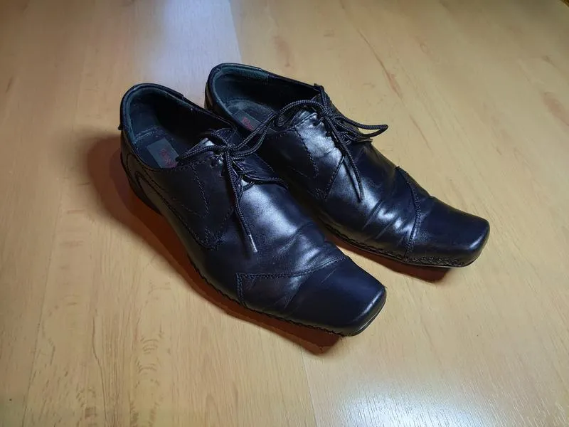 Мужские кожаные черные туфли с узким носом bugatti