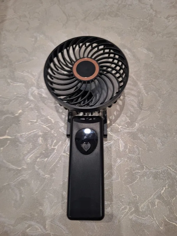 Новий портативний складний вентилятор.