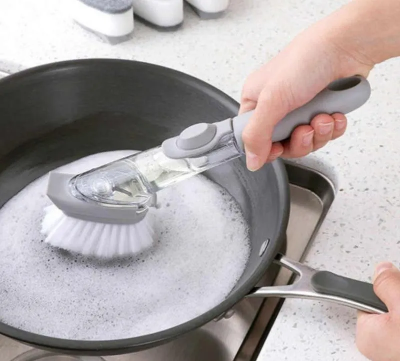 Щетка для мытья посуды с дозатором для моющего