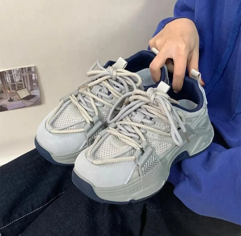 Крутые светлые кроссовки на толстой подошве