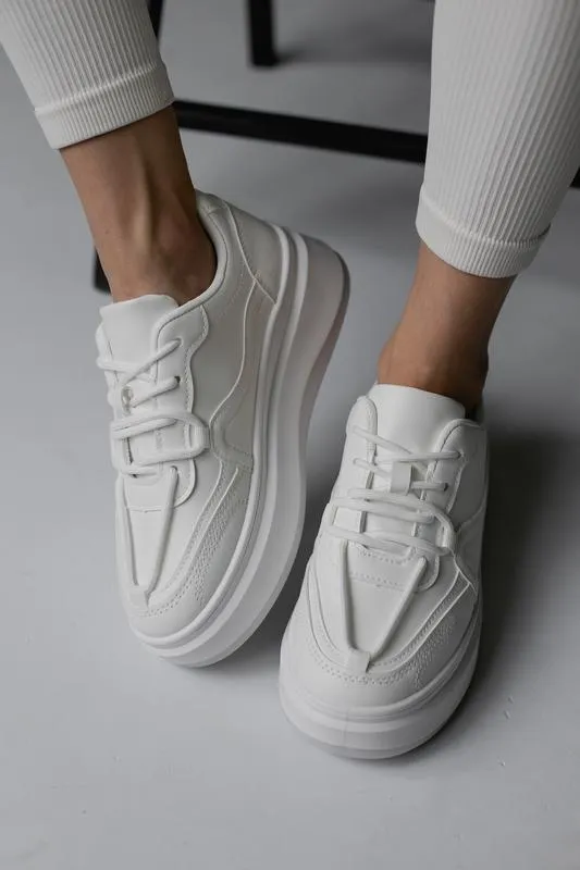 Стильные белые кроссовки