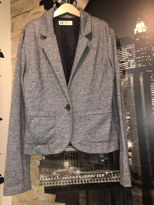Стильный красивый серый пиджак