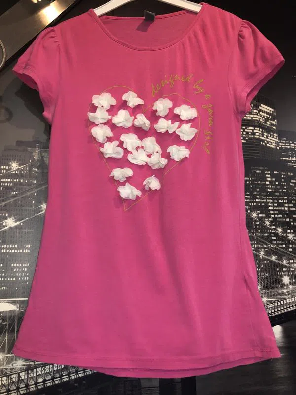 Красивая розовая футболка для девочки