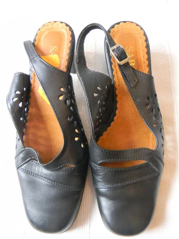 Кожаные босоножки закрытый носок от saba р.38 новые