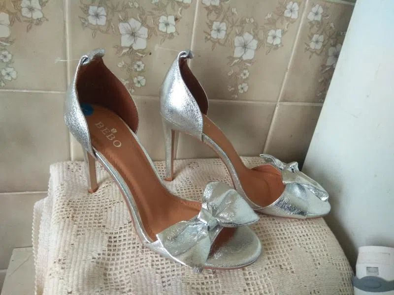 Серебряные босоножки