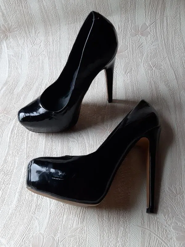 Чёрные лаковые туфли на каблуке