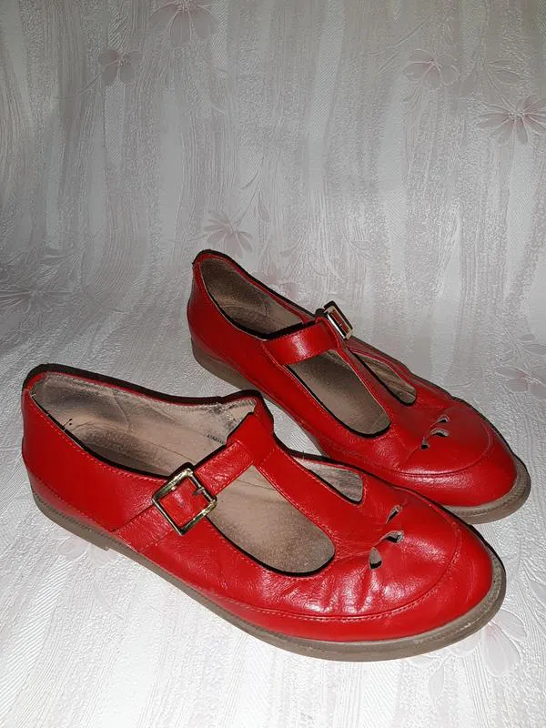 Красные кожаные туфли на низком ходу